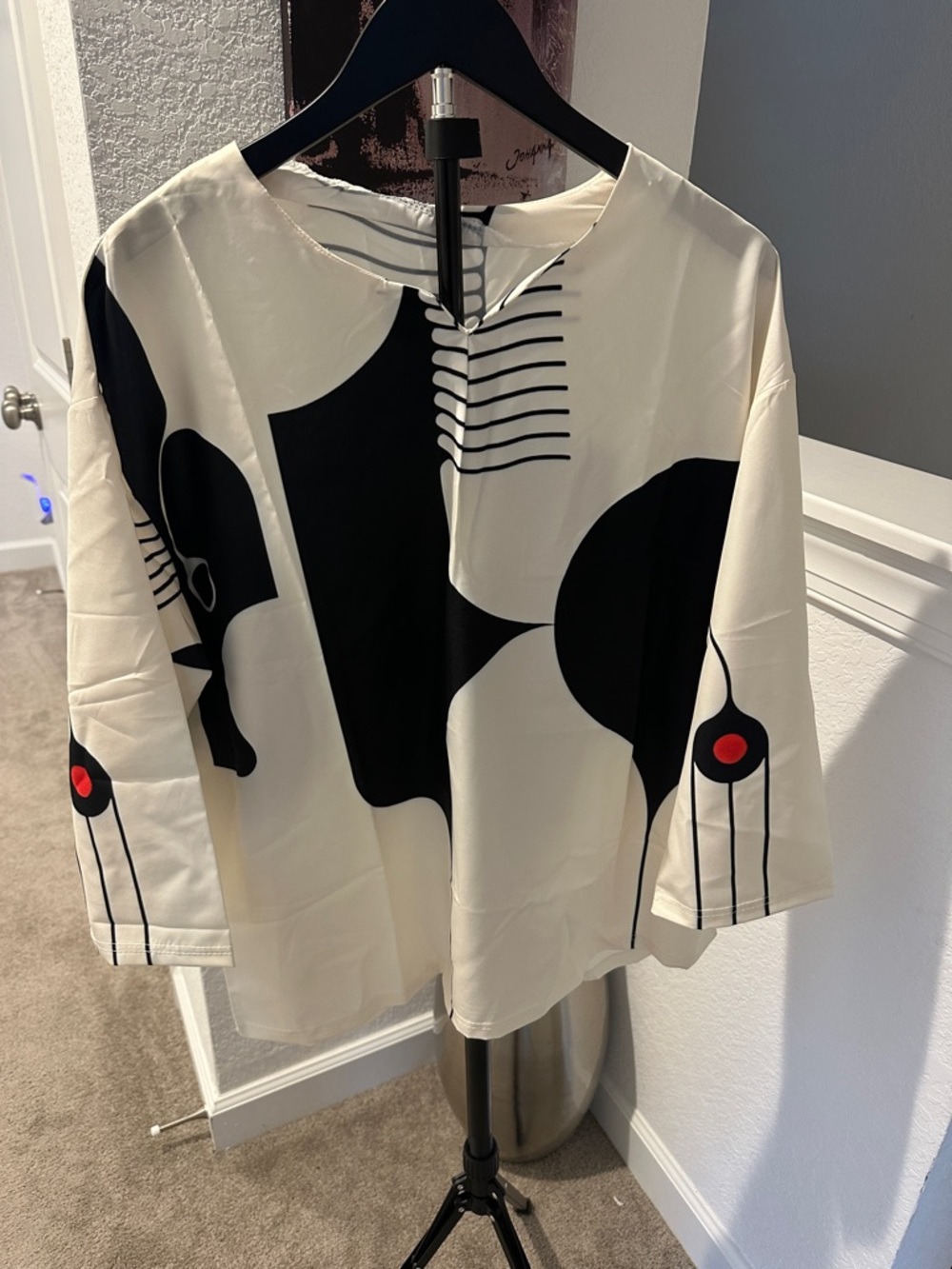 Women's Abstract Print Cream & Black Long-Sleeve Top Brand New Never Worn